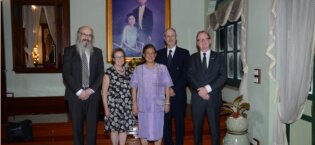 From left: Kim Holmén, Mrs. Holmén, H.R.H. Princess Maha Chakri Sirindhorn, Ole Jørgen Lønne, Kjetil Paulsen (ambassador). Photo: Office of H.R.H. Princess Maha Chakri Sirindhorn’s Personal Affairs Division.